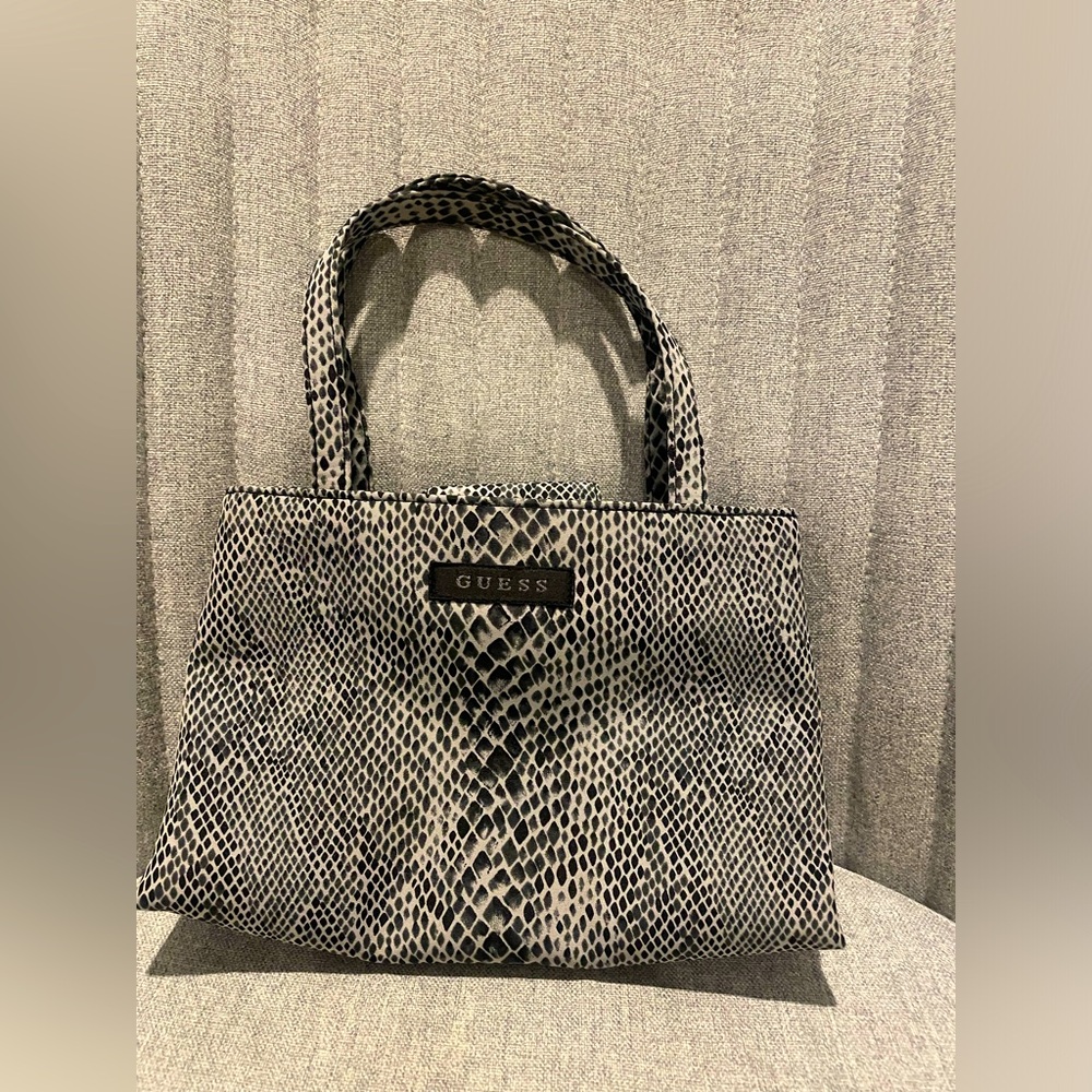 🔴3/$10🔴Guess mini snake skin print hand bag 7" wide and 5" in height